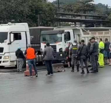 Imagem - Caminhoneiros iniciam paralisação em Santos para pressionar votação da 'MP do Frete'; entenda