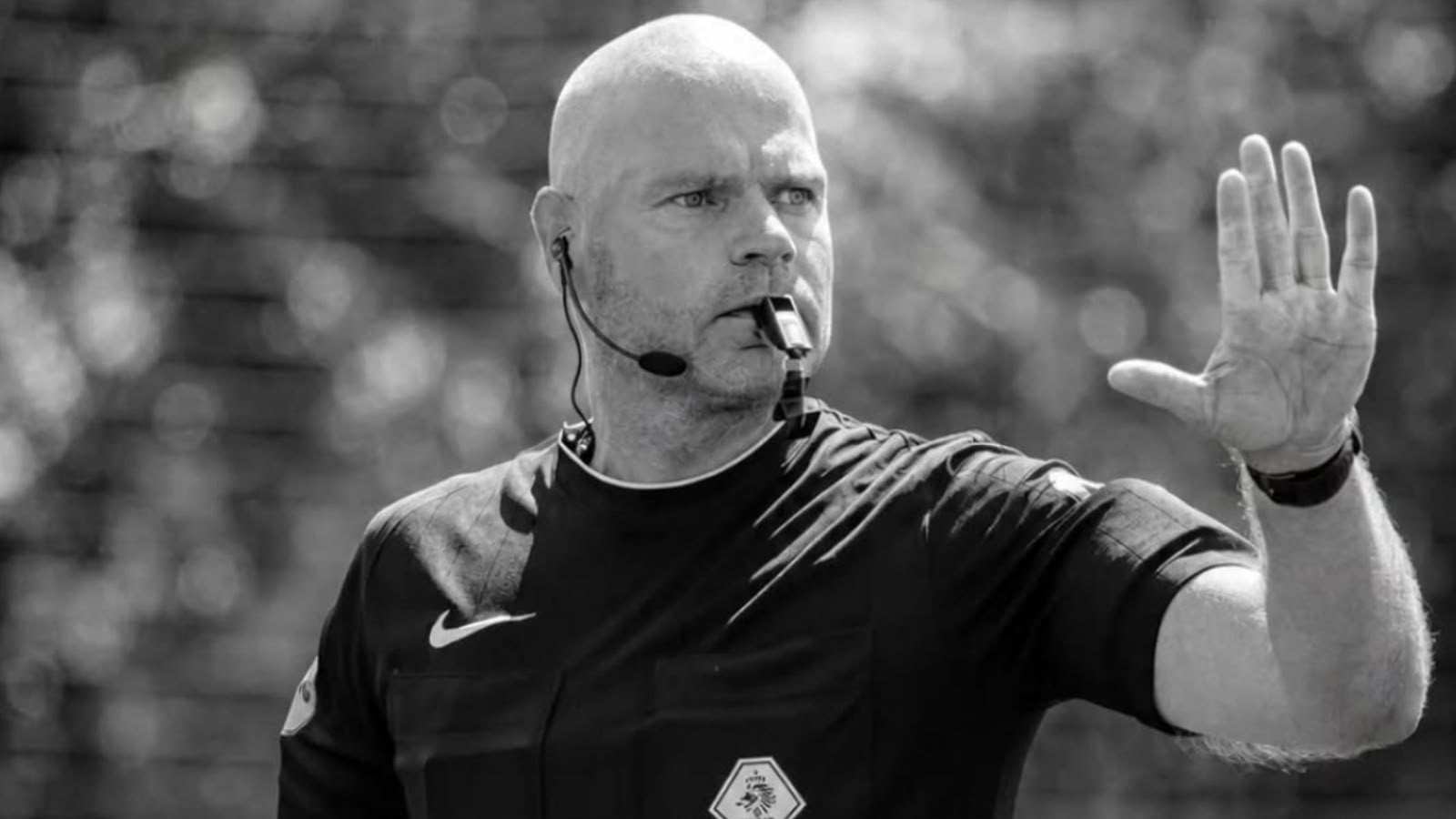 Árbitro holandês Rob Dieperink, de 38 anos.