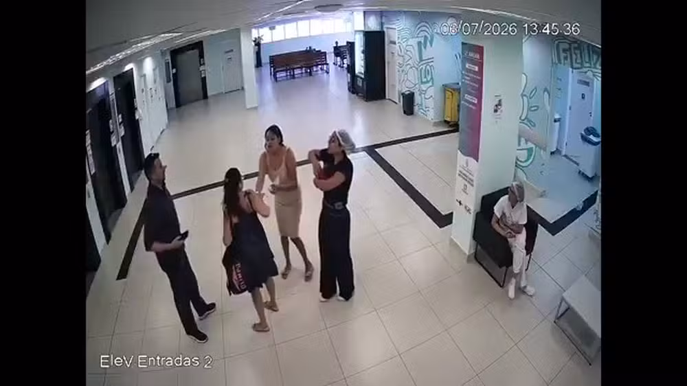 Toda a ação dentro da unidade de saúde foi registrada por câmeras de segurança.