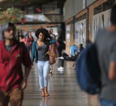 Imagem - Mais de 54% dos graduandos já abandonaram curso para cuidar dos filhos