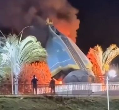 Imagem - Imagem de Nossa Senhora Aparecida é destruída por incêndio na entrada de Nerópolis