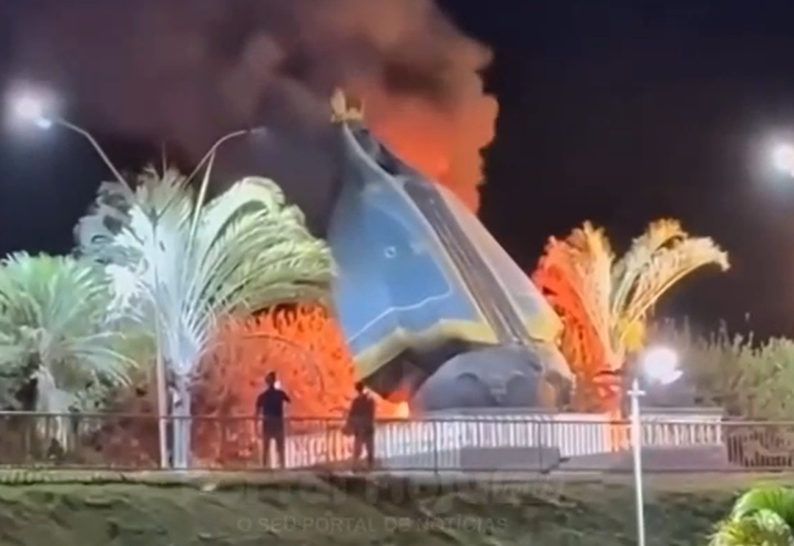 Imagem de Nossa Senhora Aparecida é destruída por incêndio na entrada de Nerópolis