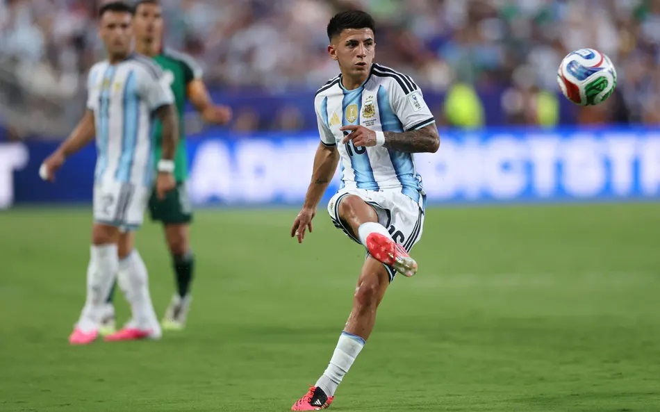 Thiago Almada em ação pela Argentina contra a Argélia na estreia da Copa do Mundo - 