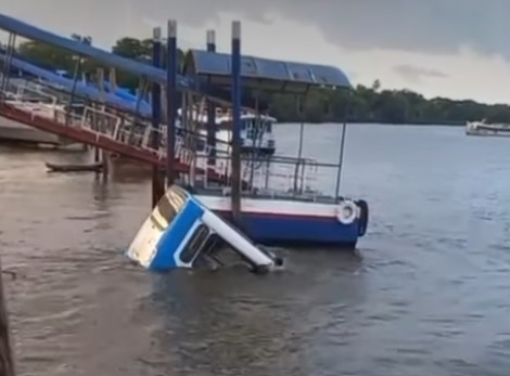 Imagem - Van cai em rio no Porto de São Francisco, em Barcarena