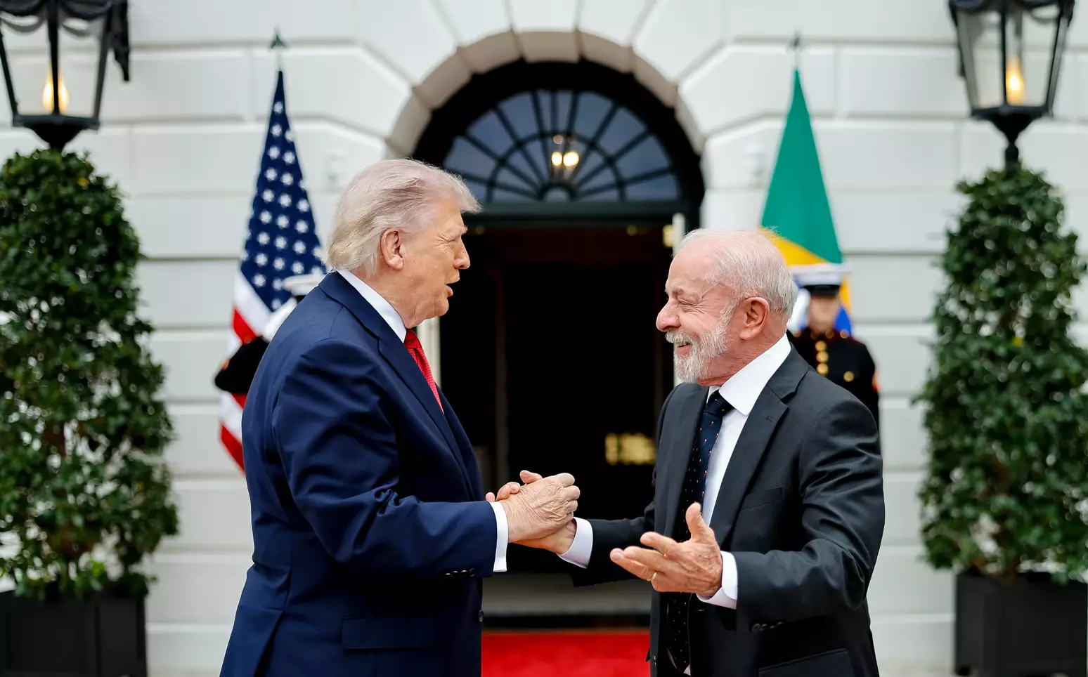 (Os presidentes dos Estados Unidos do Brasil, Donald Trump e Lula, respectivamente) 