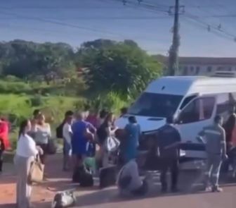 Imagem - Colisão entre van e carro deixa ferido e causa transtornos em rodovia de Barcarena