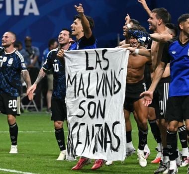 Imagem - Argentina pode ser punida pela Fifa após jogadores exibirem faixa sobre as Ilhas Malvinas