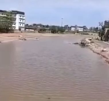 Imagem - "Praia" improvisada em canal alagado diverte moradores da Terra Firme e viraliza nas redes