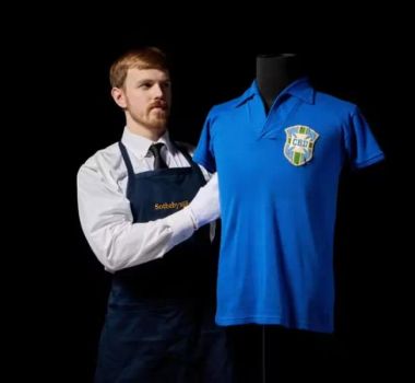 Imagem - Camisa usada por Pelé na final da Copa de 1958 é vendida por R$ 25 milhões