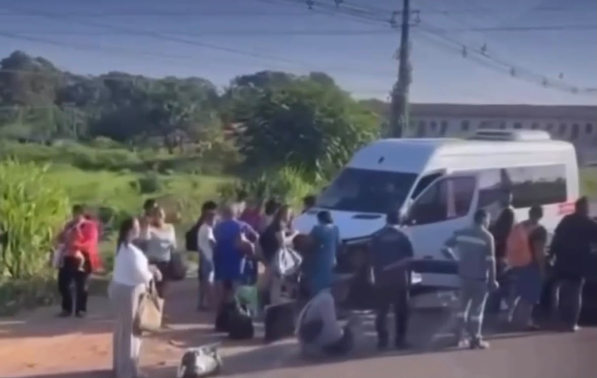 Colisão entre van e carro deixa ferido e causa transtornos em rodovia de Barcarena