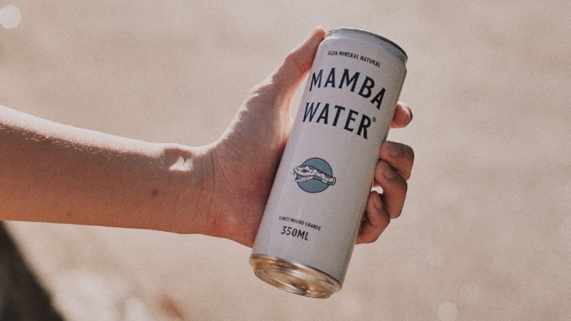 Água mineral enlatada da marca Mamba Water.