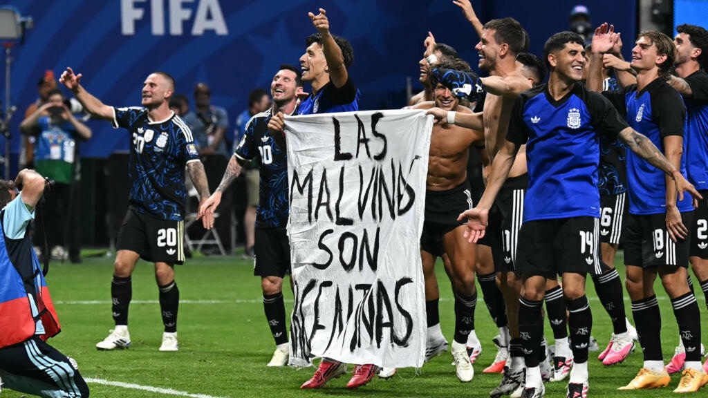 Jogadores da Argentina exibiram faixa sobre as Ilhas Malvinas - 
