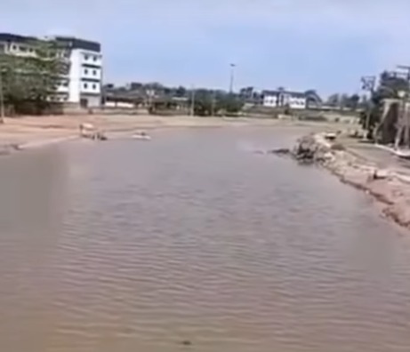 Imagem - "Praia" improvisada em canal alagado diverte moradores da Terra Firme e viraliza nas redes