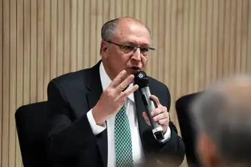 (O governo brasileiro rejeita as justificativas usadas para a taxação. As novas tarifas passam a valer a partir do dia 22 de julho.)