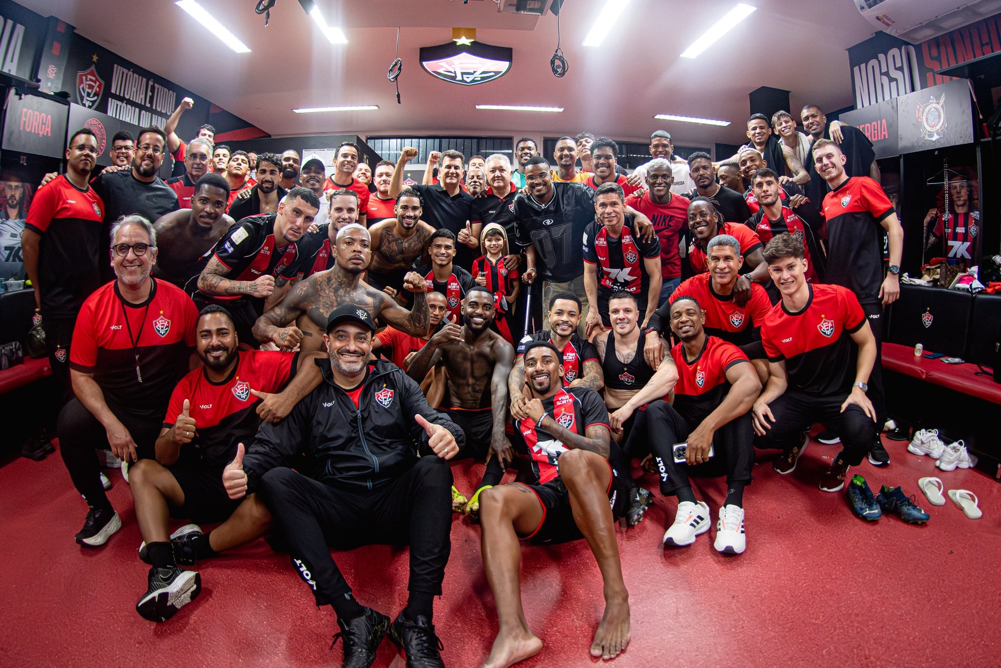 Elenco do Vitória comemora após o jogo - 