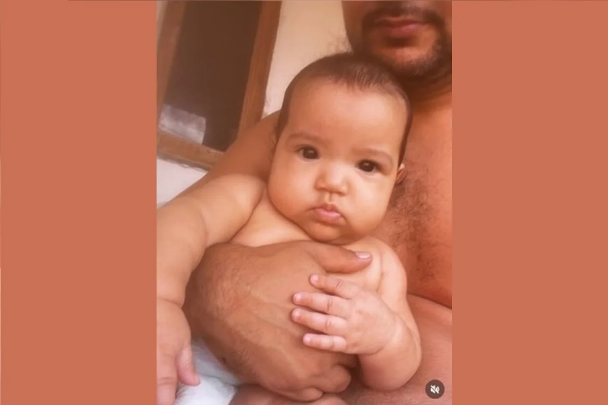 (O exame concluiu que a criança morreu por asfixia e descartou qualquer indício de violência sexual.)