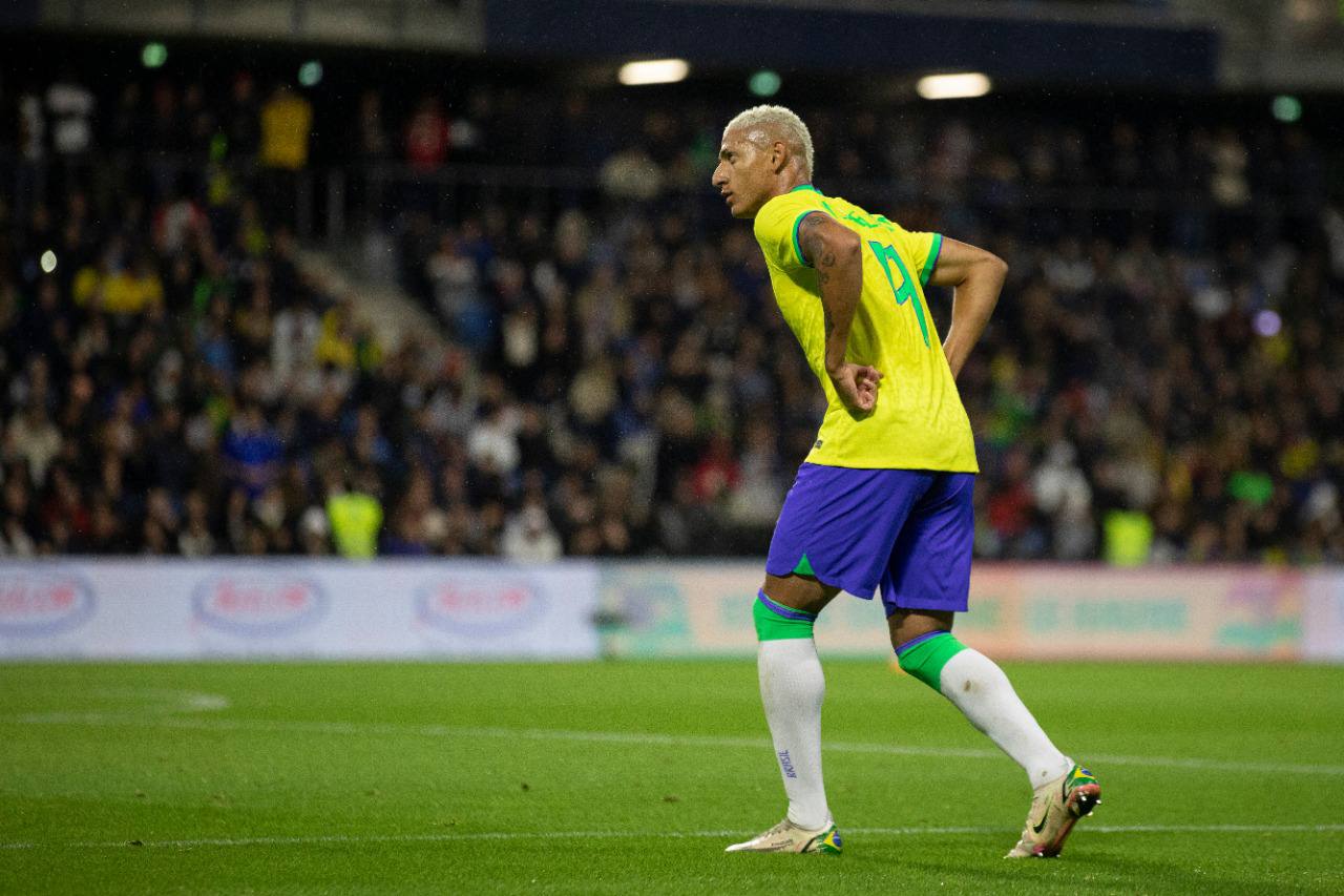 Richarlison comemorando gol -