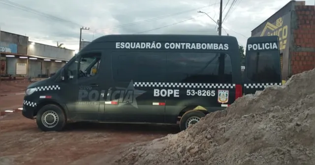 Segundo a polícia, dois explosivos foram deixados em frente ao imóvel durante a madrugada

