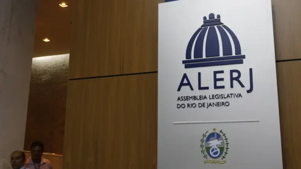 (Segundo as investigações, o documento contém 61 nomes de políticos fluminenses e registra mais de R$ 20 milhões em movimentações consideradas suspeitas pelas autoridades.)