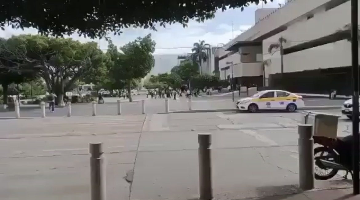 Um forte terremoto de magnitude 7,3 atingiu a costa sul do México nesta sexta-feira (17).
