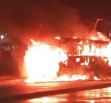 Imagem - Vídeo: ônibus pega fogo em meio a Avenida Augusto Montenegro, em Belém