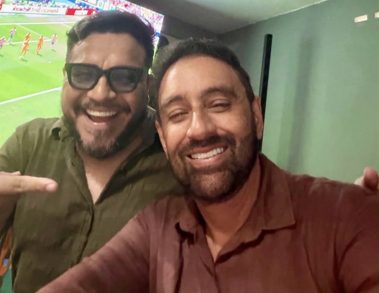 Apesar da eliminação do Brasil, os amigos e parceiros de trabalho, Jefferson Goldenberg e o cantor Geh Rodrigues, continuam se reunindo para assistir aos jogos do mundial que termina neste finde! 
