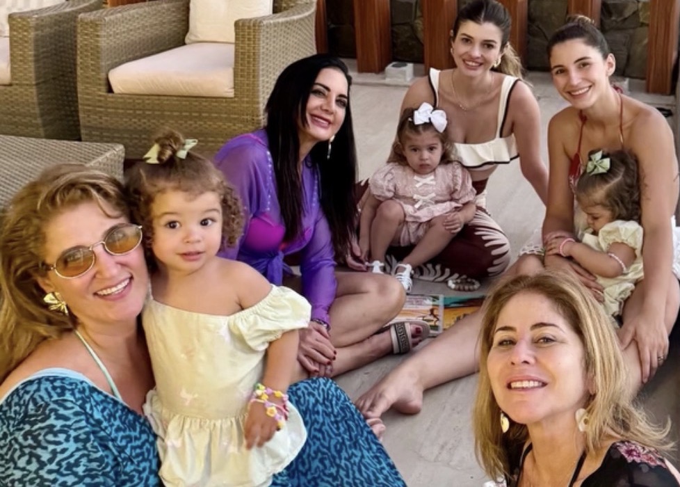 Fadia Freire comanda o final de semana das famílias Farah Freire, em sua mansão, no Farol Velho
