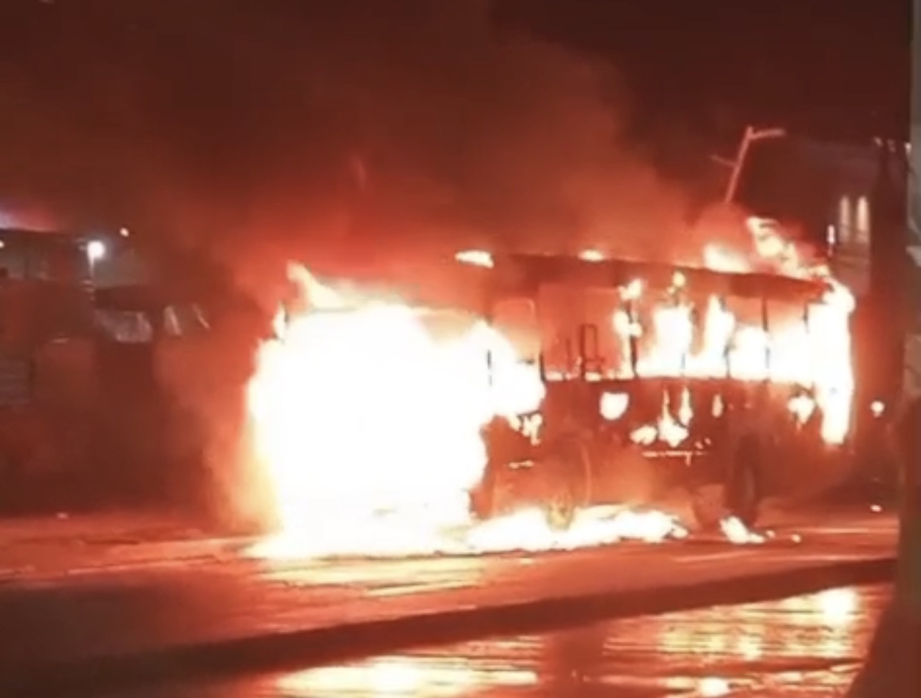 Imagem - Vídeo: ônibus pega fogo em meio a Avenida Augusto Montenegro, em Belém