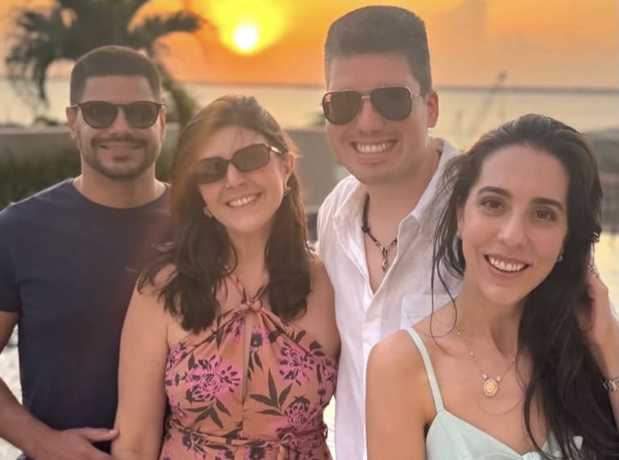 Raiana Guimarães, esposa do empresário da área gastronômica, Caio Guimarães, aniversariou na última semana e ganhou homenagem dos primos, Paula e Romulo Neto. 
