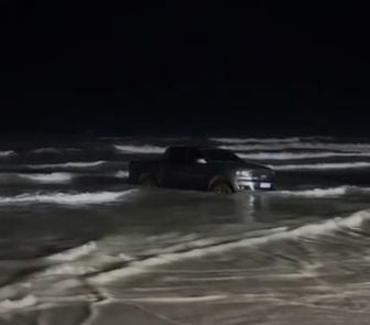 Imagem - Vídeo: condutores deixam carros na praia de Salinas e mar leva os veículos