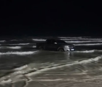 (O vídeo mostra quatro veículos deixados na faixa de areia enquanto o mar avança sobre eles.)