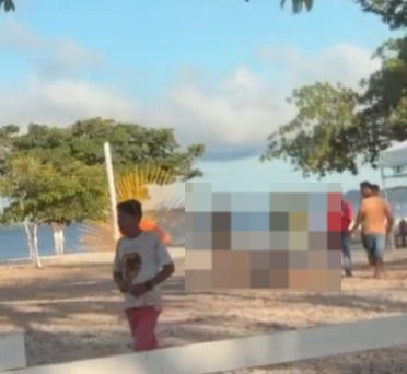 (Testemunhas relatam que, após o ataque, a vítima ainda tentou se levantar, mas caiu em seguida.)
