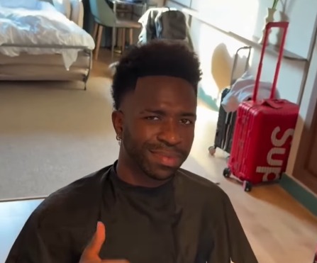 (Vini Jr. está de visual novo. O atacante da Seleção Brasileira e do Real Madrid surpreendeu os fas ao surgir com barba nas redes sociais.)