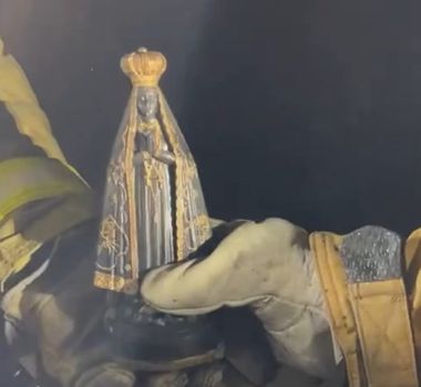 Imagem - Bombeiros encontram imagem de Nossa Senhora Aparecida intacta após incêndio no RS