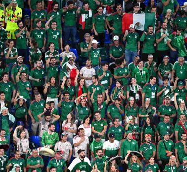 Imagem - Torcedor mexicano reage a provocações de argentinos com cartão vermelho e dança irônica