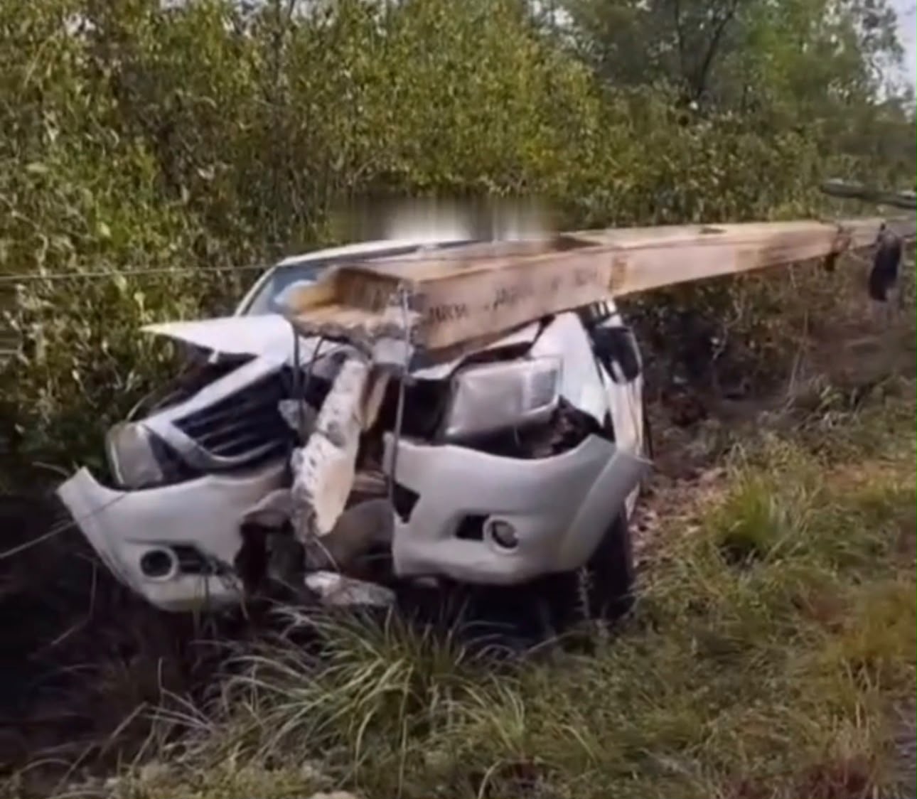 Caminhonete colide contra poste na estrada de acesso à praia de Ajuruteua, no Pará - 