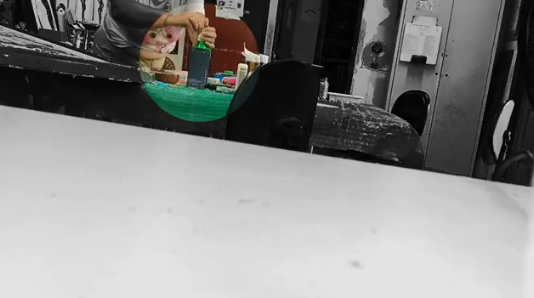 Momento em que a suspeita manipula a garrafa de água da professora e despeja o material tóxico em seu interior.