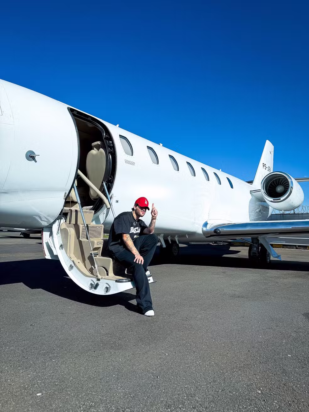 O novo avião de Zé Felipe é um Bombardier Learjet 45, aeronave executiva bimotor de médio porte registrada com o prefixo PS-JFV