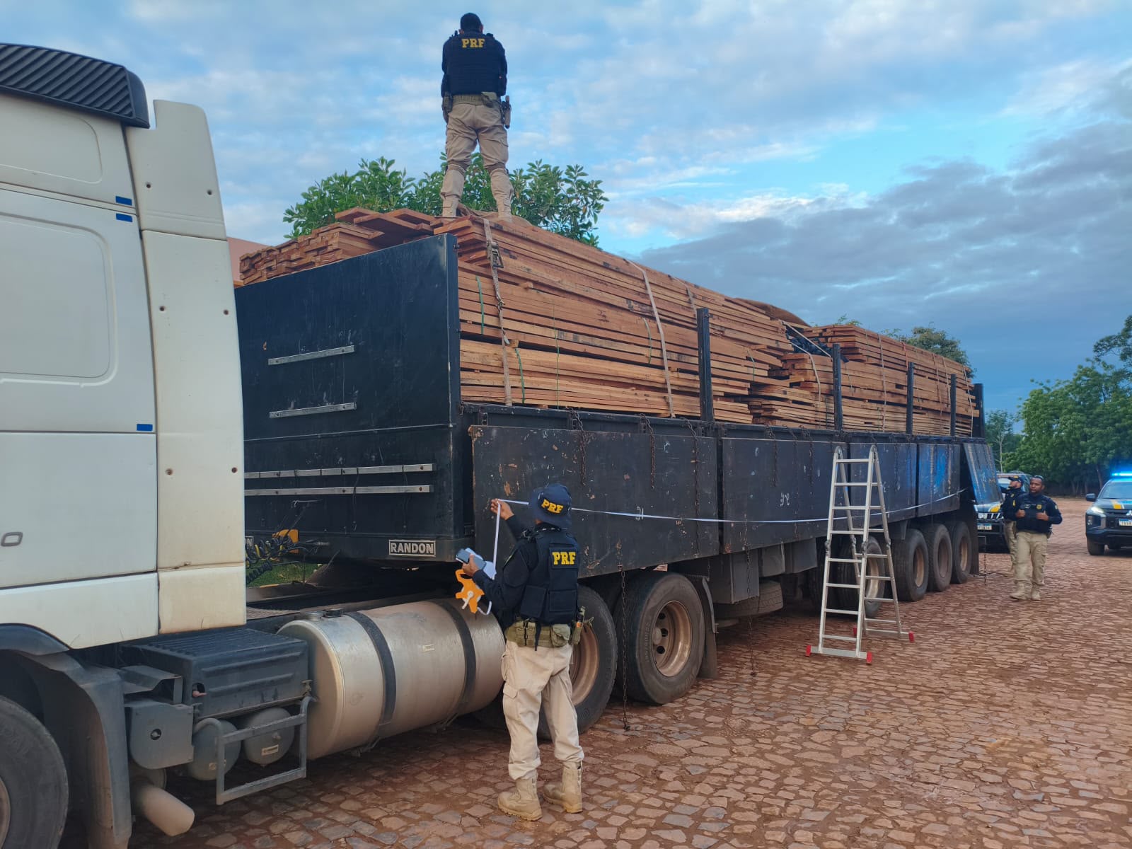 PRF apreende mais de 400 m³ de madeira ilegal durante Operação  no sudeste do Pará