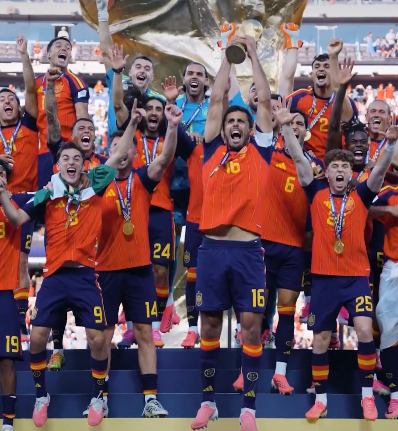 Seleção Espanhola celebrando o bicampeonato mundial - 