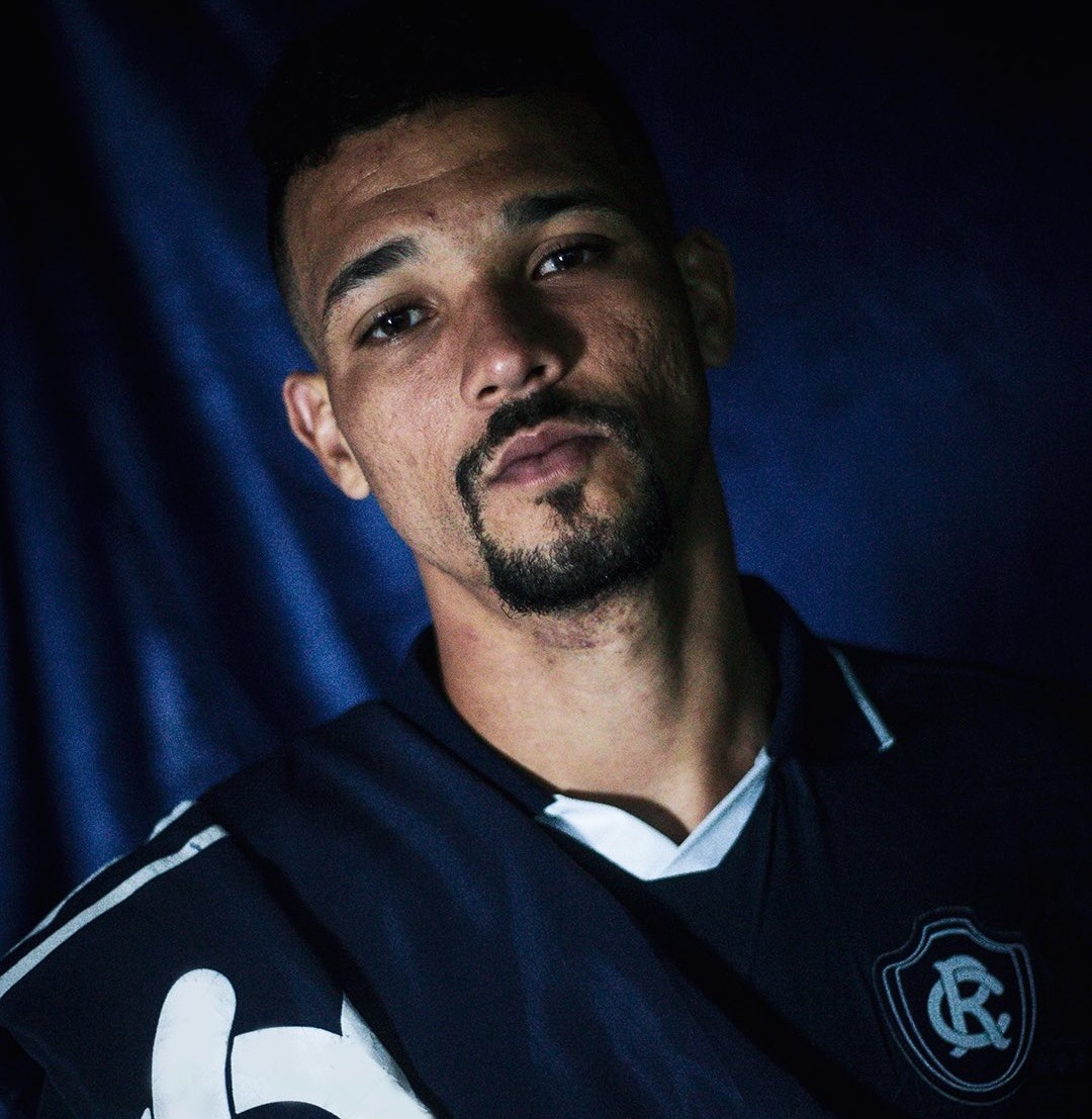 Zé Ivaldo com a camisa do Leão -