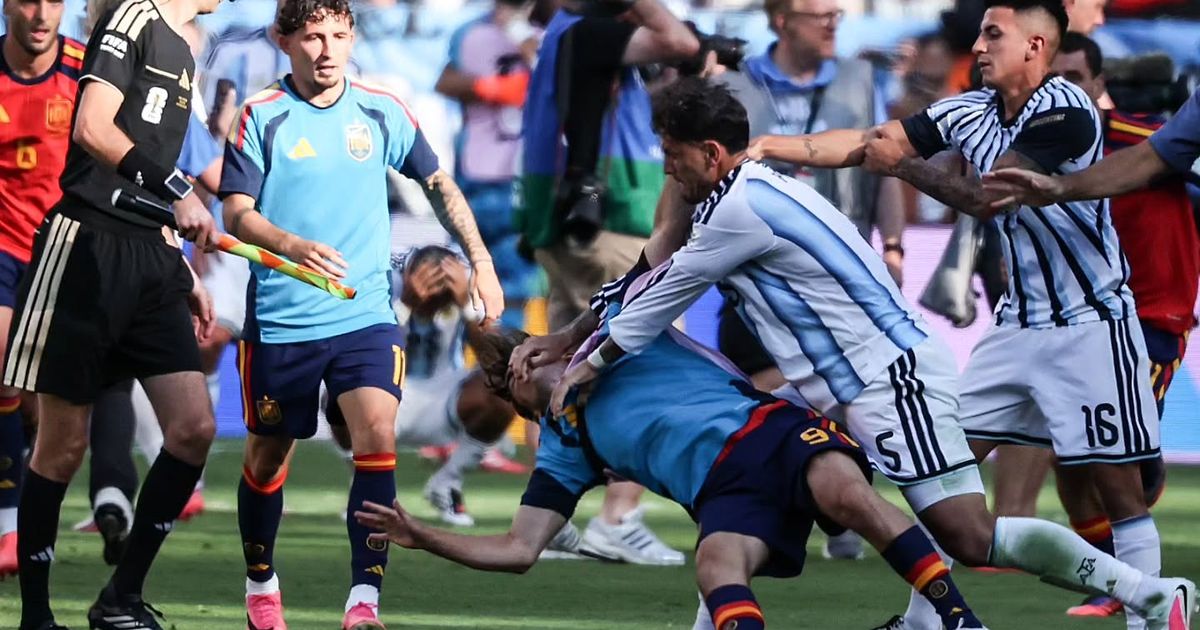 Briga generalizada entre jogadores e integrantes da comissão técnica de Argentina e Espanha após a final da Copa do Mundo.