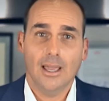 Imagem - Eduardo Bolsonaro diz que decisão sobre demissão da PF será política e afirma que não voltará ao Brasil