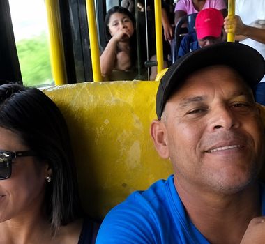 Imagem - Em Belém, casal viaja em assentos preferenciais enquanto mulher com bebê viaja em pé; assista