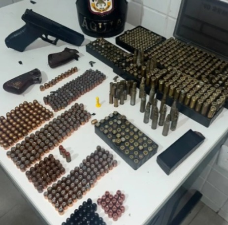 (A polícia flagrou com o homem muitas munições.)