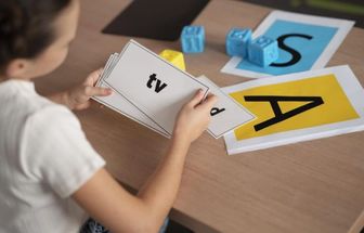 Terapia fonoaudiológica ajuda pessoas com dislexia a superar dificuldades na leitura e escrita