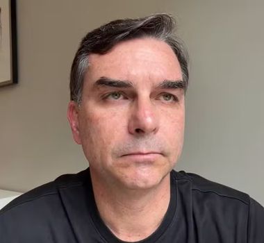 Imagem - Notas de R$ 500 mil ligam Flávio Bolsonaro ao Caso Master