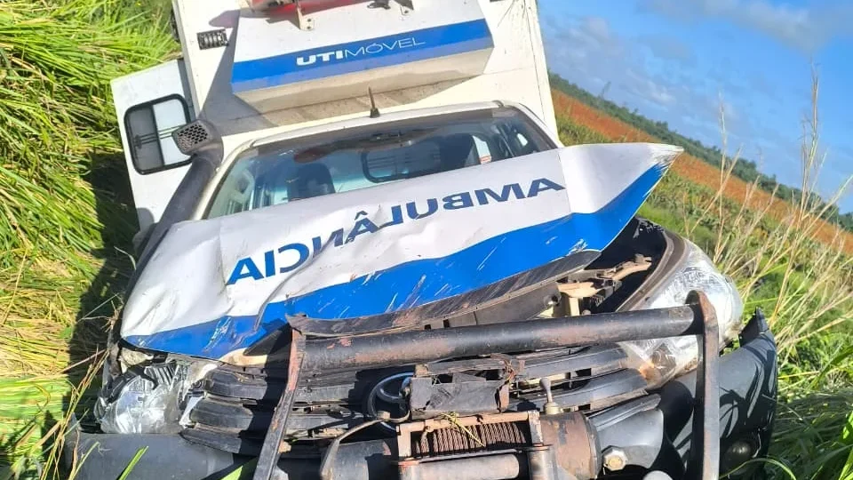 Imagens que circulam nas redes sociais mostram a ambulância destruída após a queda.