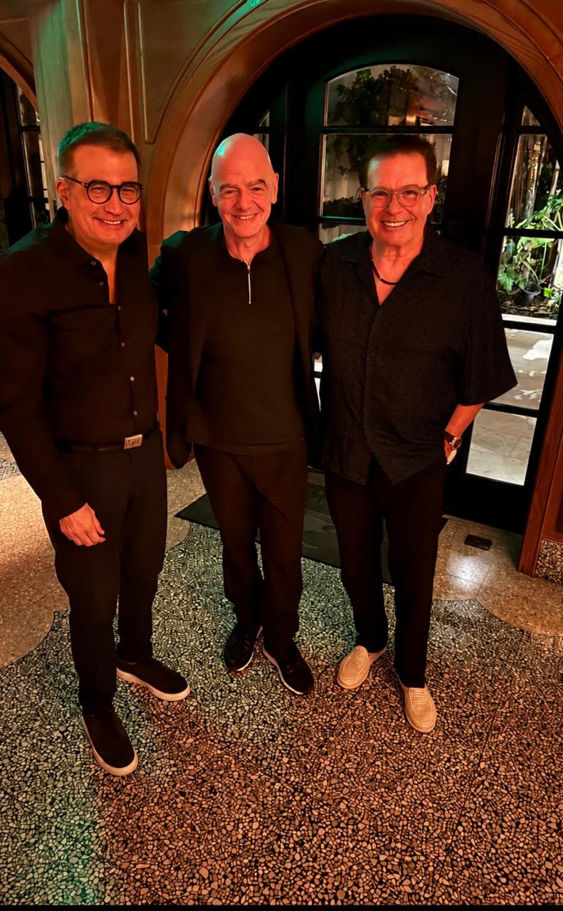 O empresário Vic Pires Franco, com o presidente da FIFA, Gianni Infantino, e o empresário Romulo Maiorana Jr. , presidente do Grupo Roma. 