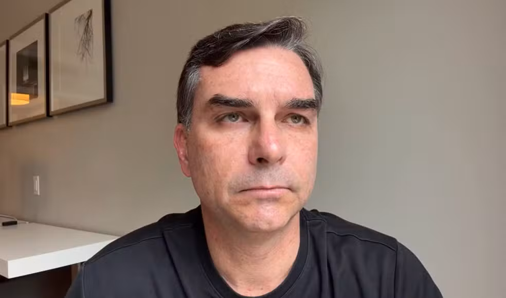 Imagem - Notas de R$ 500 mil ligam Flávio Bolsonaro ao Caso Master